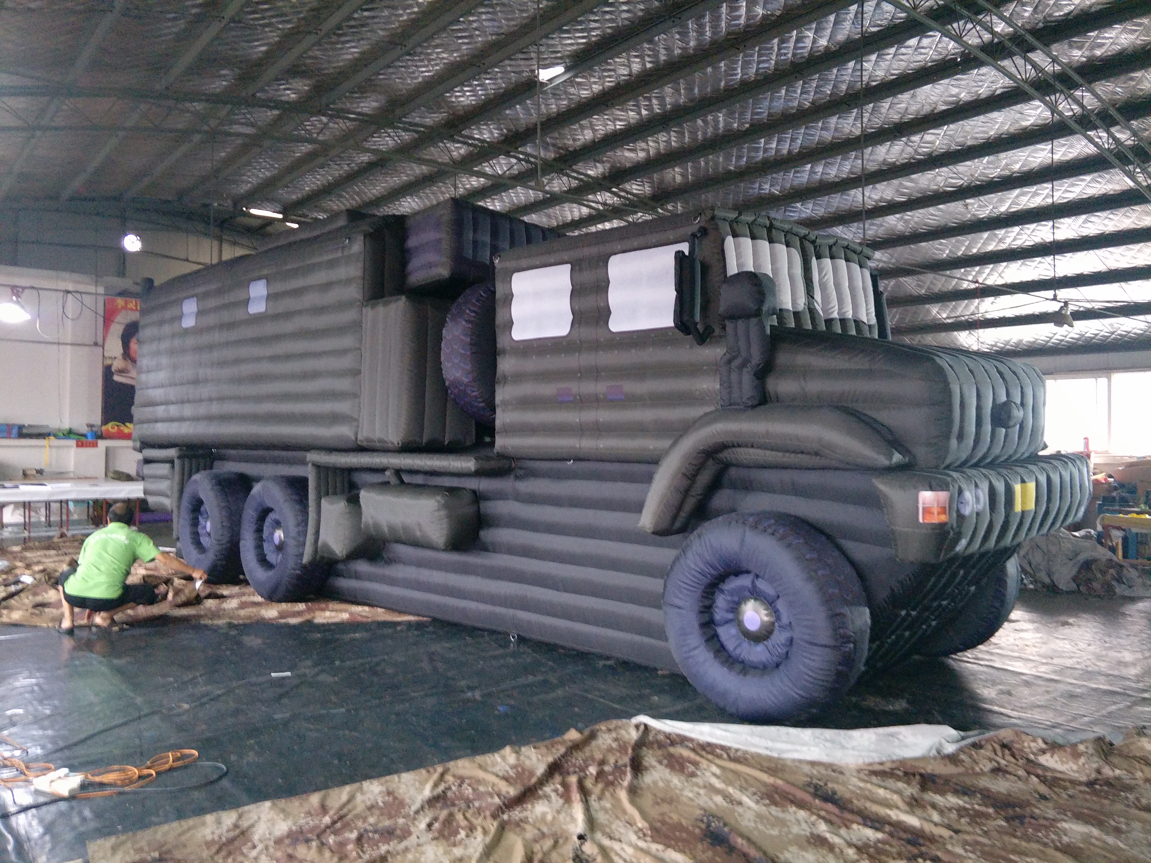 平塘模拟发射车雷达车坦克飞机：军事演习中的虚拟装备